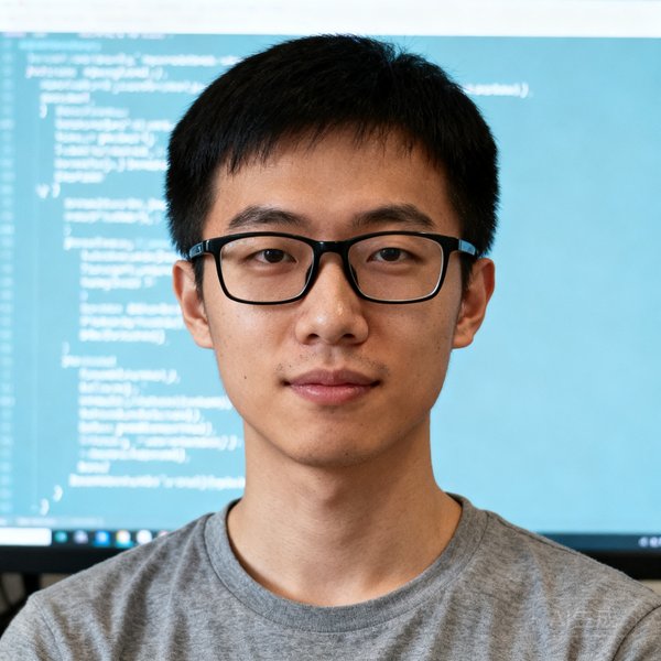 人人体育CTO陈昊的半身照，戴黑框眼镜的男性程序员，穿着灰色T恤，背景为代码屏幕