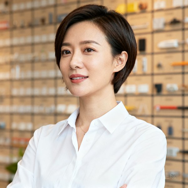 人人体育产品总监王璐的职场肖像，干练女性穿着白色衬衫，短发利落，背景为产品原型墙
